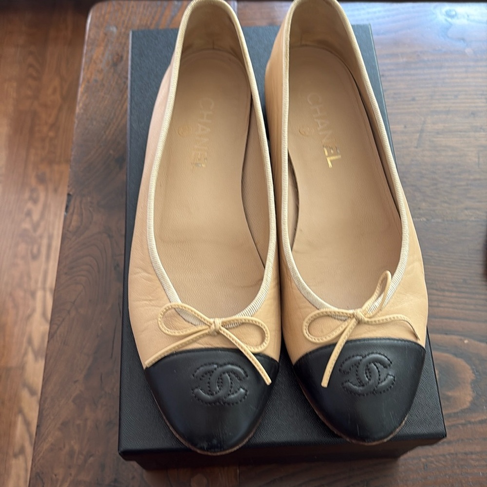 Authentic Chanel Women's Beige and Black Ballet Flats Good used condition